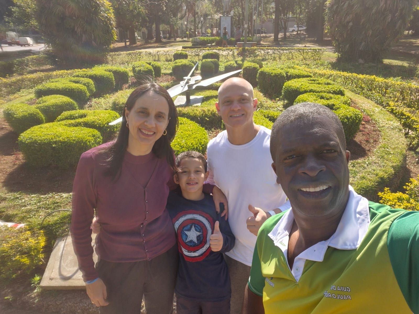 Família com guia em ponto turístico de Poços de Caldas