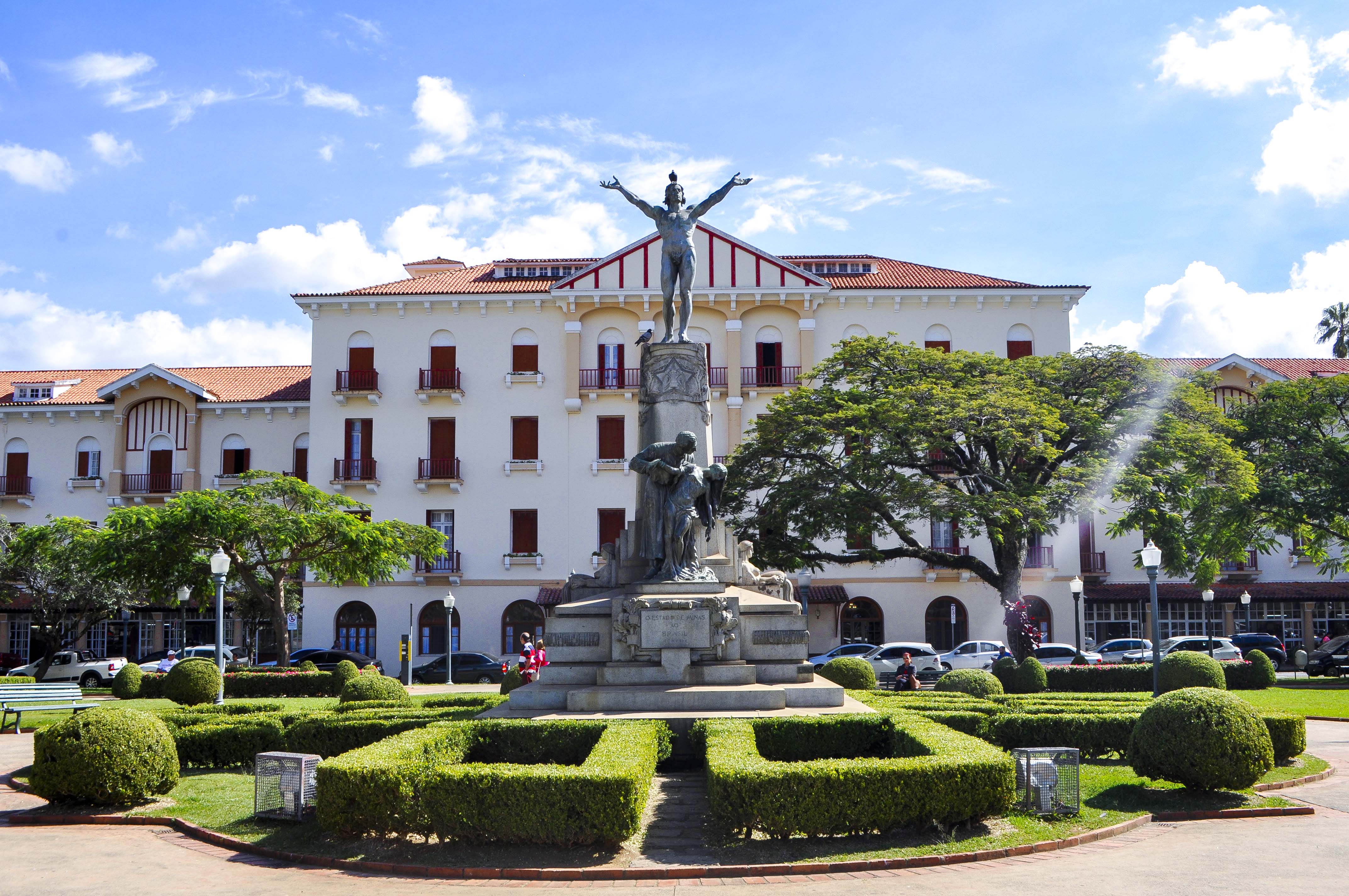 Vista aérea da Praça Pedro Sanches em Poços de Caldas durante o dia