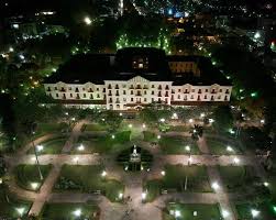Vista aérea da Praça Pedro Sanches em Poços de Caldas à noite